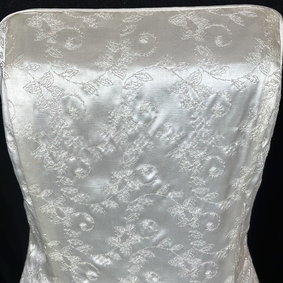 Ivory wedding gown with embroidered ivy pattern - Picture 2 of 9